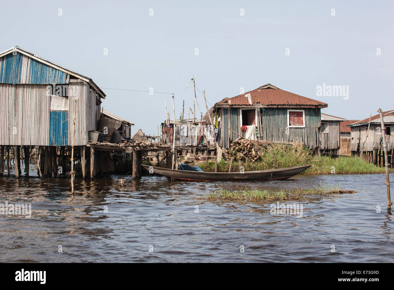 L'Afrique, Bénin. Les matériaux de construction à l'extérieur des maisons dans village guindée, sur le Lac Nokoué. Banque D'Images