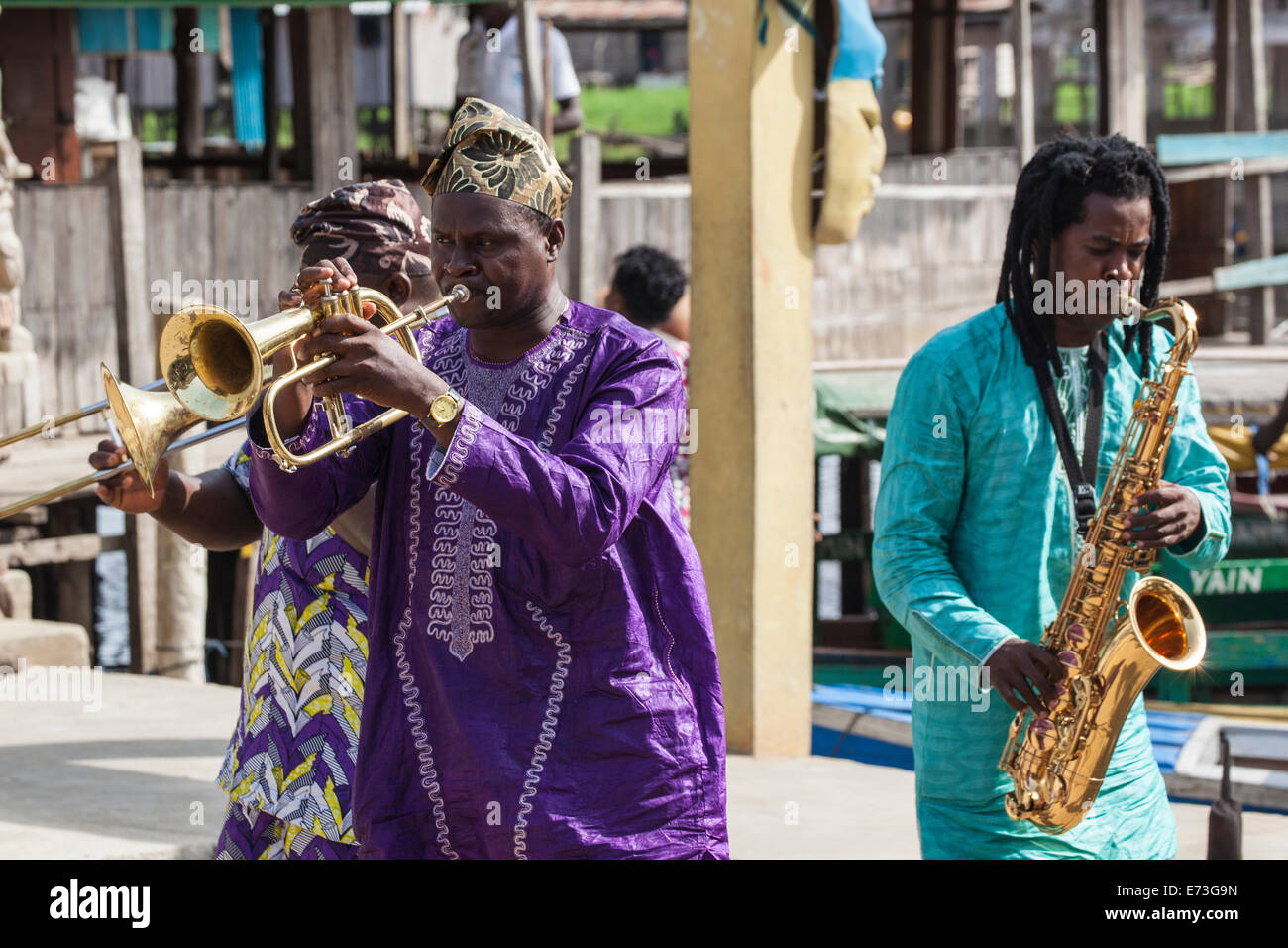 L'Afrique, Bénin, Ganvie. Gangbe Brass Band effectuant en robe colorée. Banque D'Images