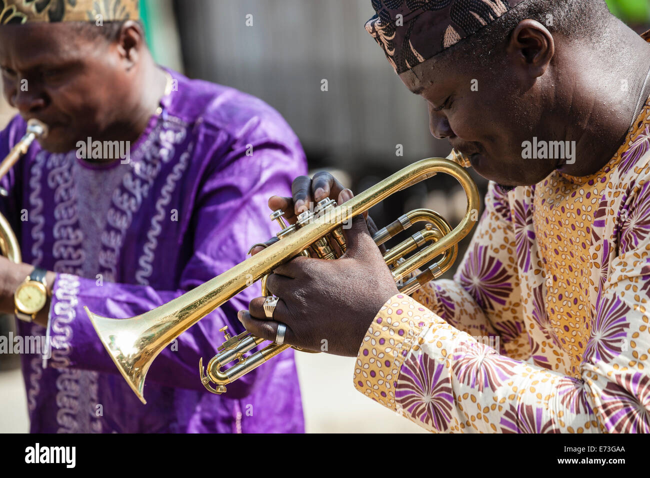 L'Afrique, Bénin, Ganvie. L'homme en costume traditionnel à jouer de la trompette. Banque D'Images