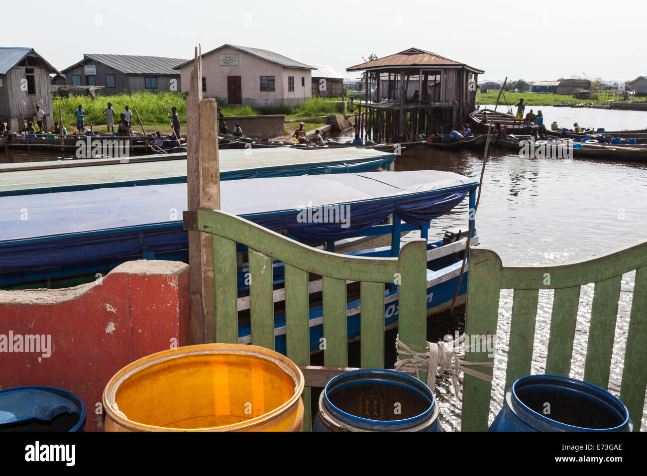 L'Afrique, Bénin, Ganvie. Vue sur les bateaux d'excursion et des pirogues dans village guindée. Banque D'Images