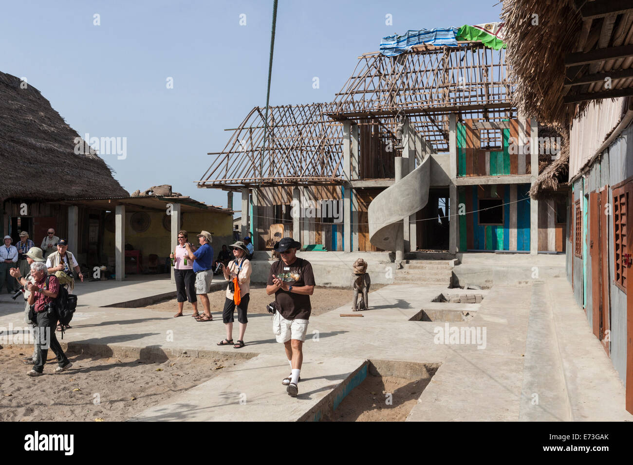 L'Afrique, Bénin, Ganvie. Les touristes se sont réunis dans la cour de l'hôtel. Banque D'Images