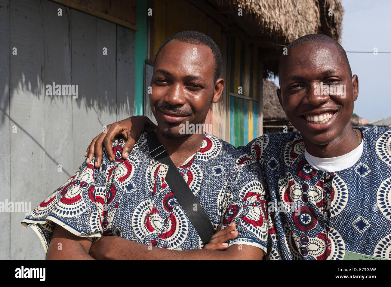 L'Afrique, Bénin, Ganvie. Portrait d'un des guides touristiques portant des chemises en tissu cire traditionnelle. Banque D'Images