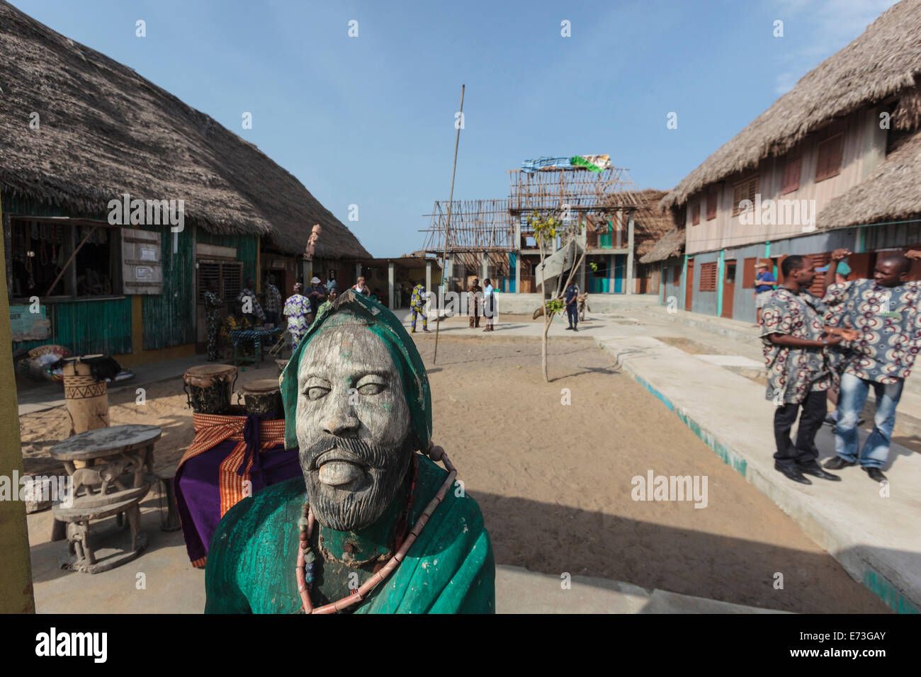 L'Afrique, Bénin, Ganvie. Sculpture en bois en premier plan la cour de l'hôtel. Banque D'Images