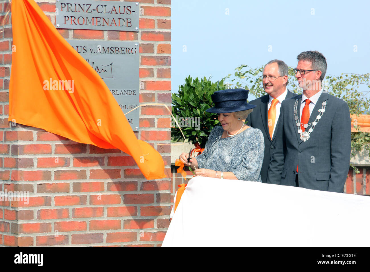 La princesse Beatrix des Pays-Bas, accompagné par Jürgen Meyer (C), et le maire de Holger Mertins (R), dévoile une plaque-Prinz-Claus inscrit 'promenade' à Hitzacker (Basse-Saxe), Allemagne, 5 septembre 2014. Le prince Claus von Amsberg, Beatrix du défunt mari, est né à Hitzacker. Photo : Rouven/apd brute Banque D'Images
