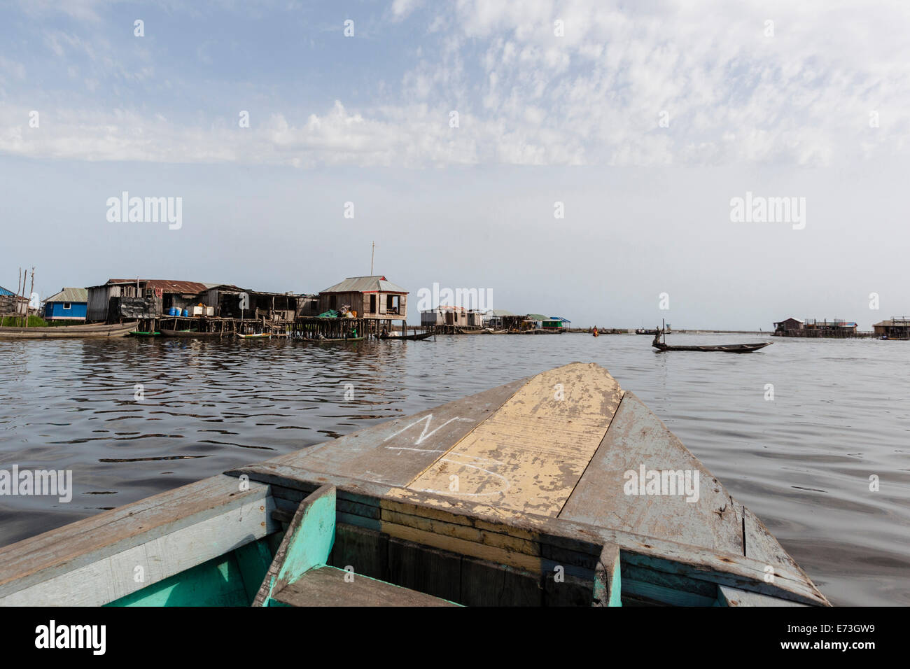L'Afrique, Bénin, Ganvie. Donnant sur le Lac Nokoué à partir de la proue du bateau. Banque D'Images