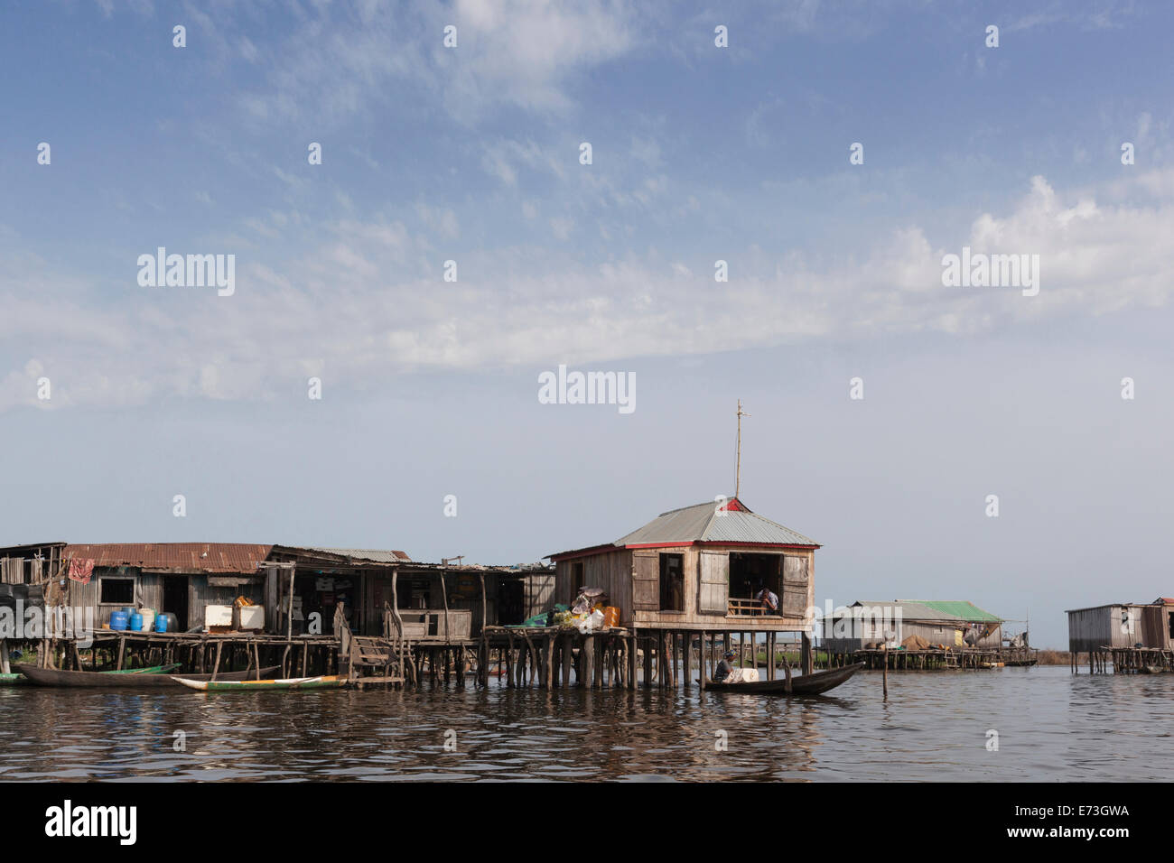 L'Afrique, Bénin, Ganvie. Maisons de village sur pilotis dans le Lac Nokoué. Banque D'Images