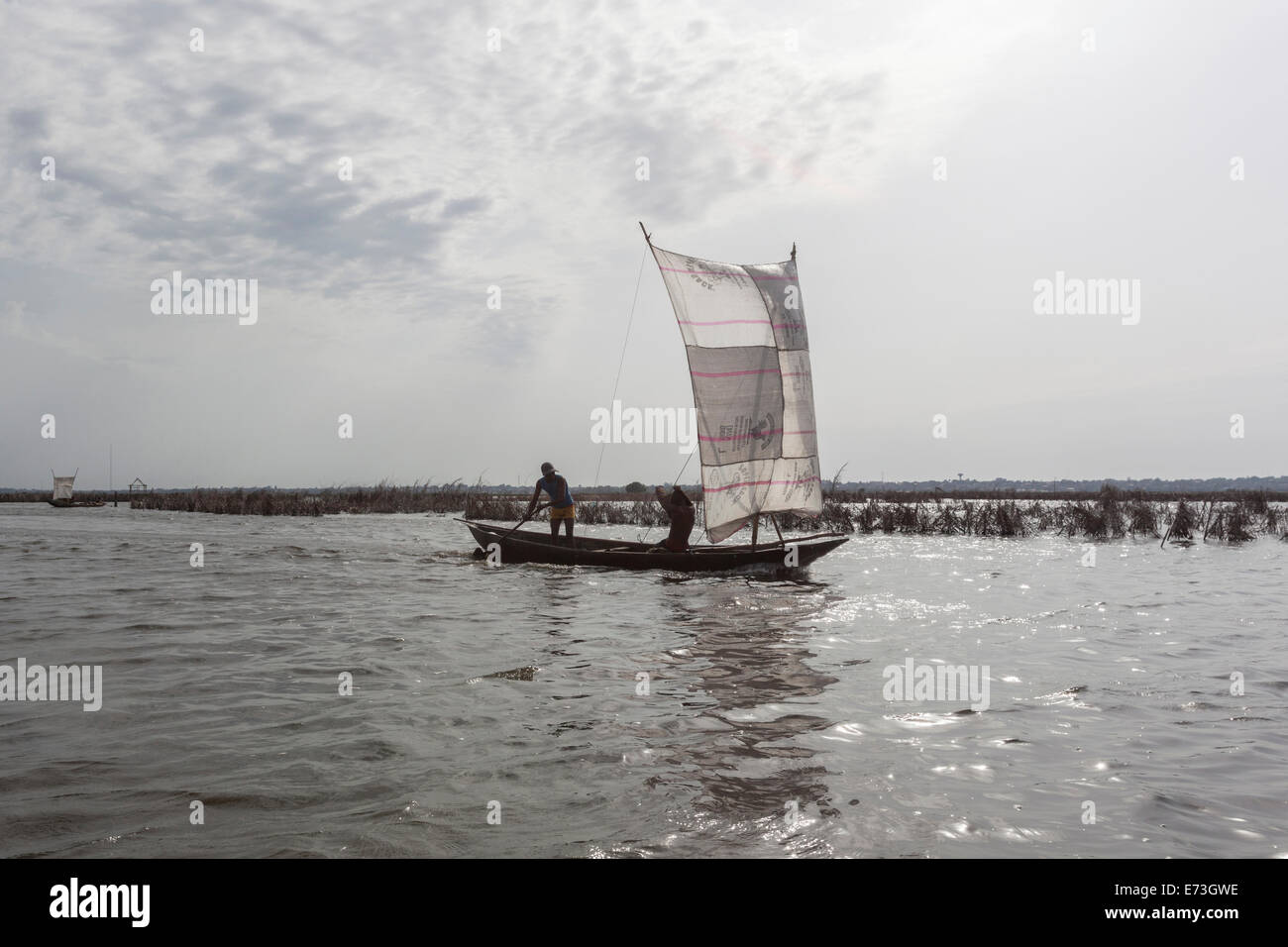 L'Afrique, Bénin, Ganvie. Les hommes navigation pirogue sur le Lac Nokoué. Banque D'Images