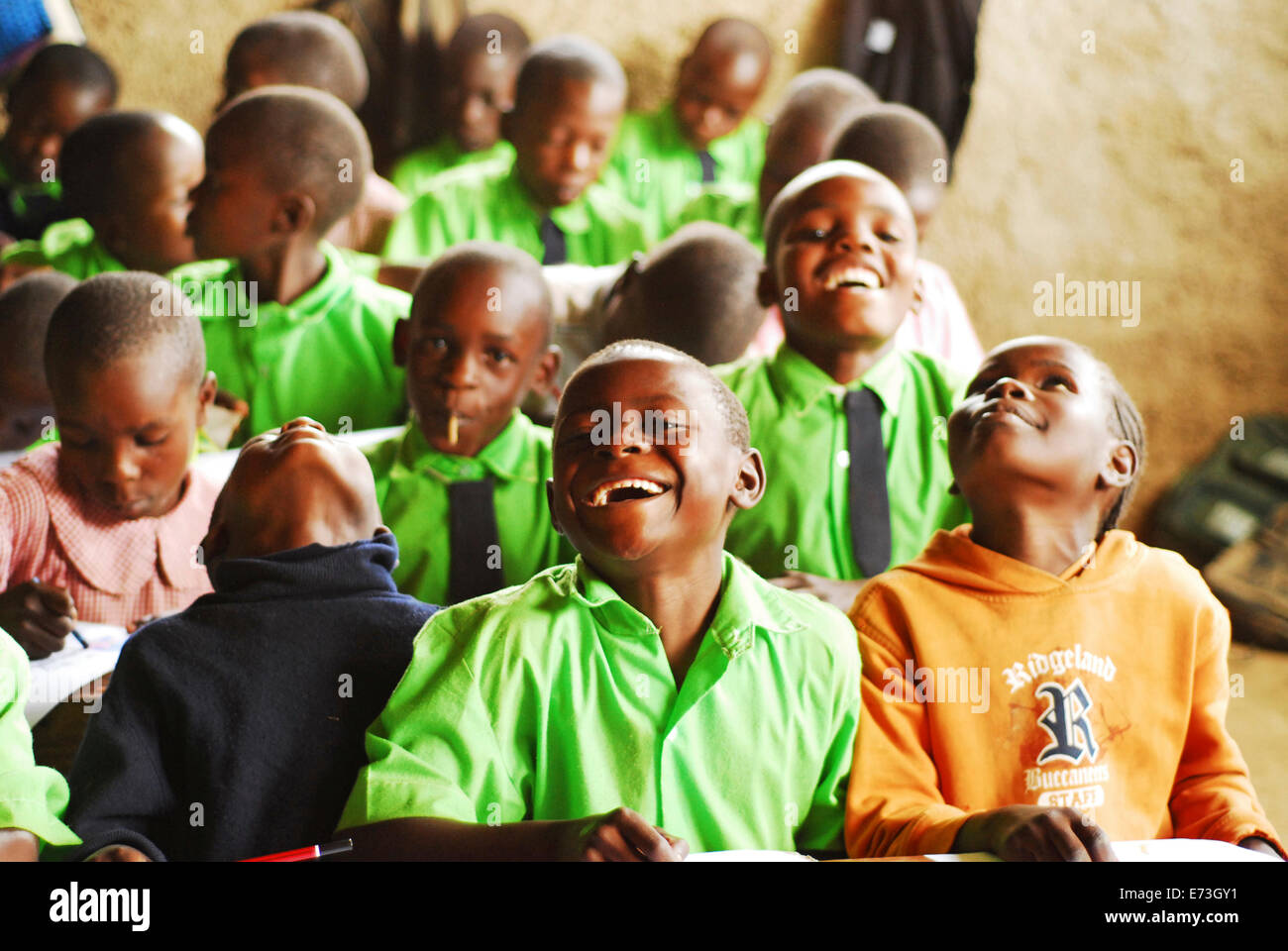 Kenya, Kakamega, écoliers africains étudient avec un sourire en classe (MR). Banque D'Images