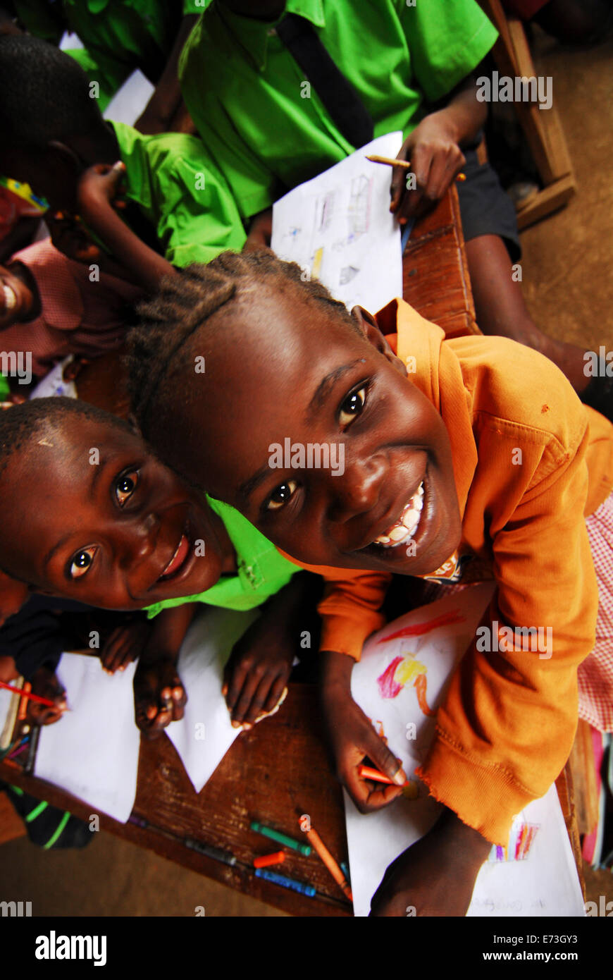 Kenya, Kakamega, les écoliers en classe de dessin (MR). Banque D'Images
