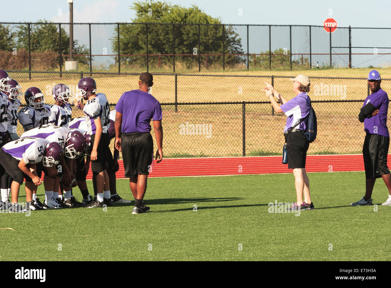 En utilisant la langue des signes américaine pour l'école secondaire junior varsity Équipe football player Banque D'Images