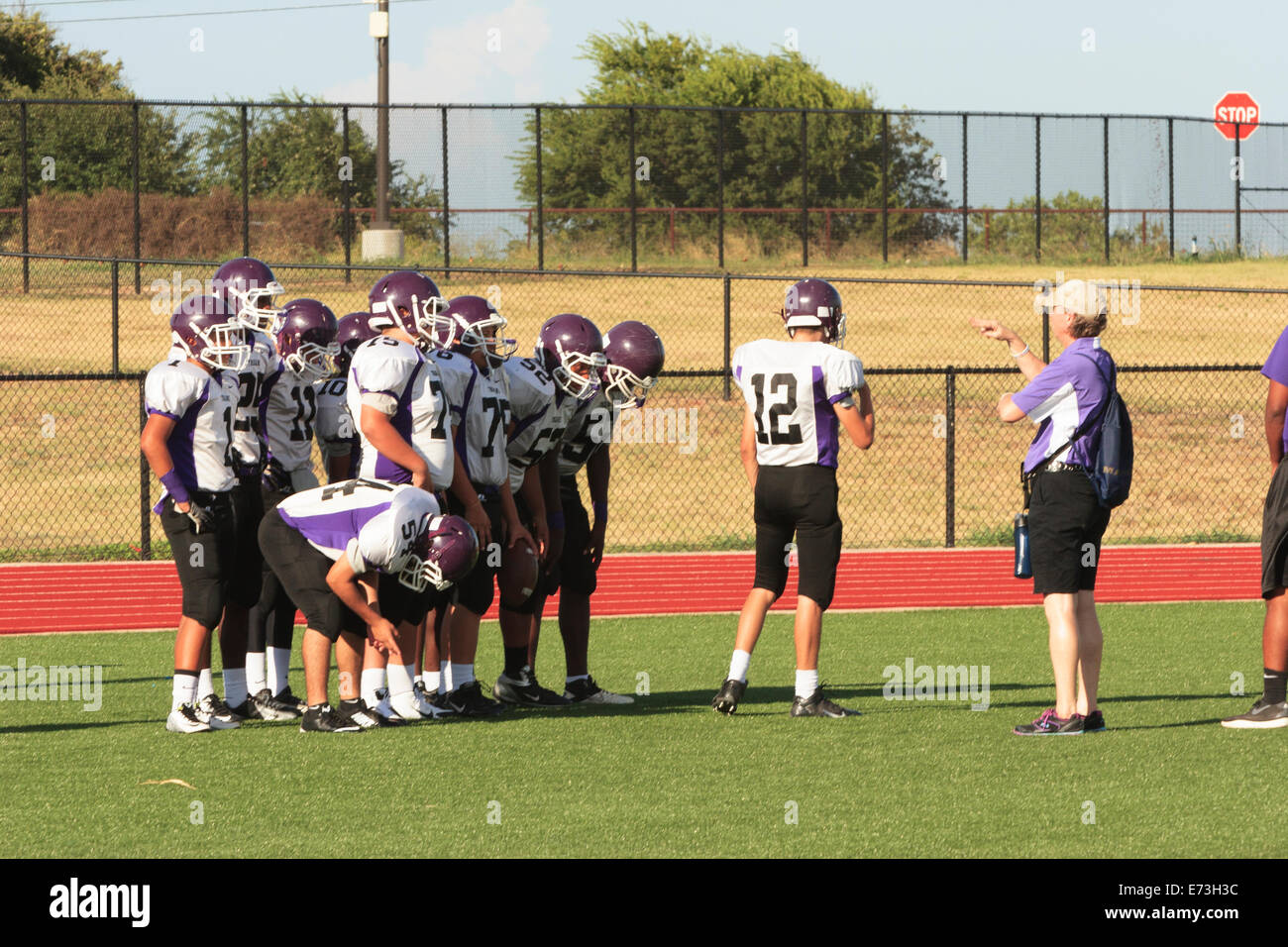 En utilisant la langue des signes américaine pour l'école secondaire junior varsity Équipe football player Banque D'Images