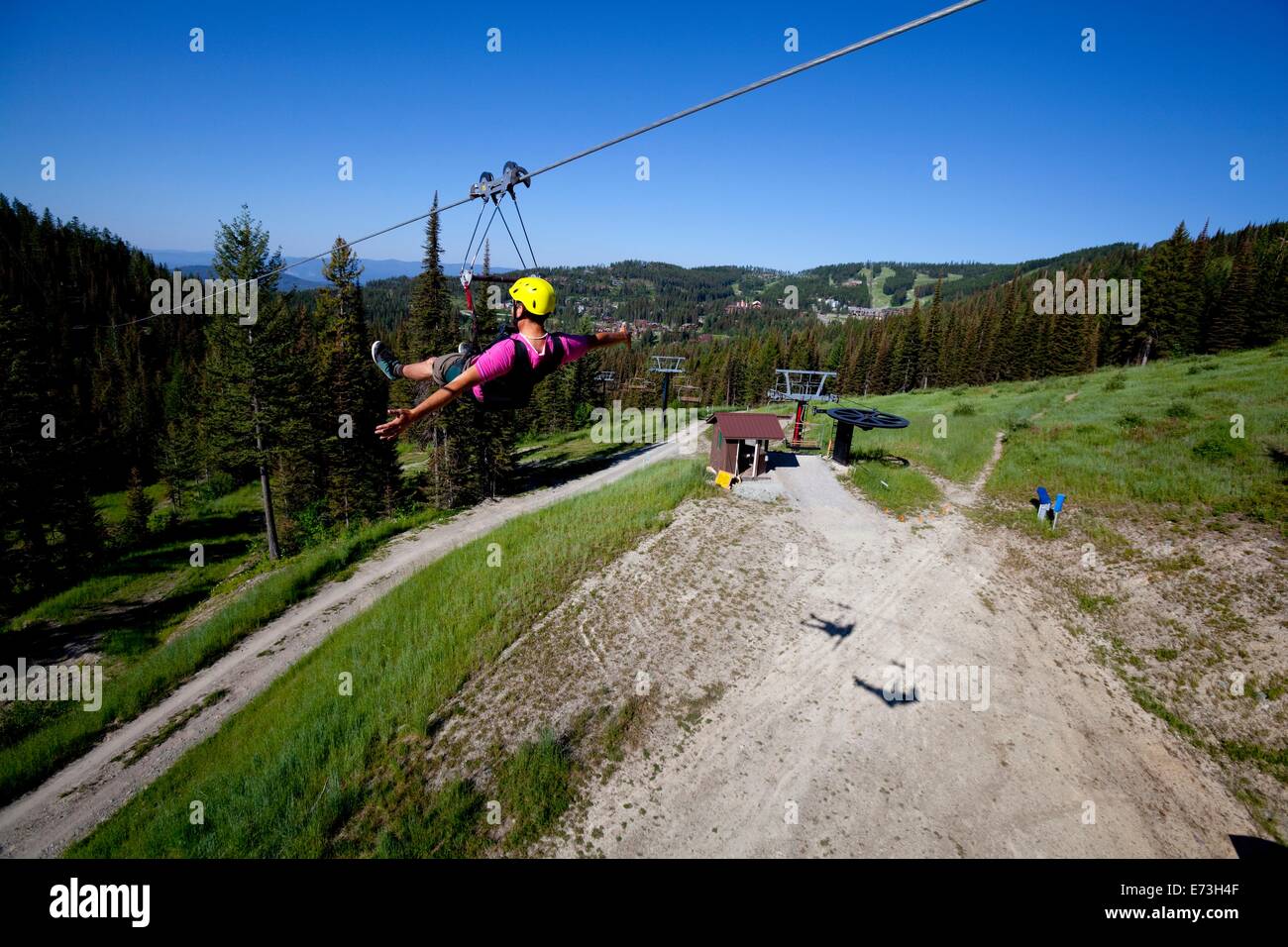 Un homme sur une tyrolienne tour à Whitefish, Montana. Banque D'Images