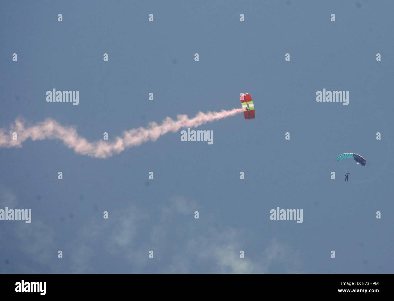 Soldats de l'armée du Pakistan sont montrant leurs compétences de parachute lors de célébrations à l'occasion de la Journée de la défense tenue à Peshawar le Vendredi, Septembre 05, 2014. Banque D'Images