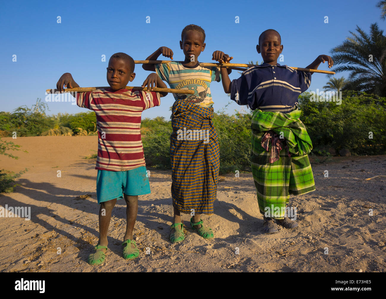 Les garçons de la tribu Afar en armes sur des bâtons, Afambo, état de l'Afar, en Ethiopie Banque D'Images