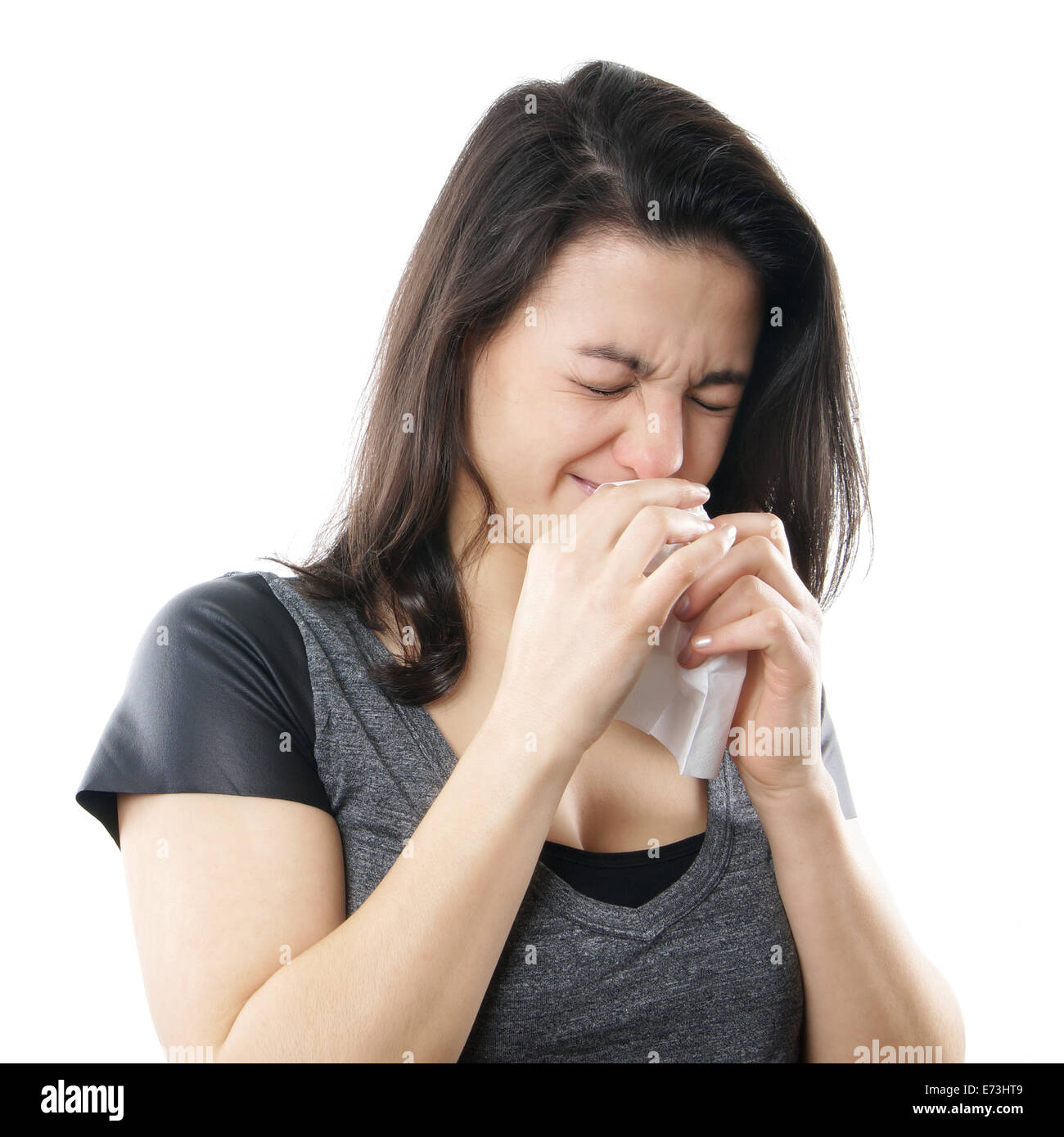 Jeune femme pleurer et d'essuyer le nez avec un mouchoir en papier Banque D'Images