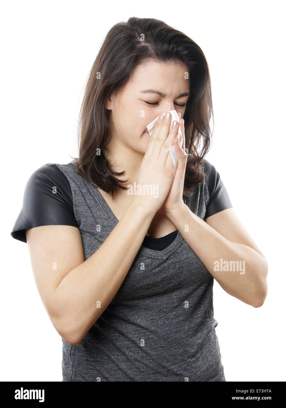 Young woman blowing nose avec mouchoir en papier Banque D'Images