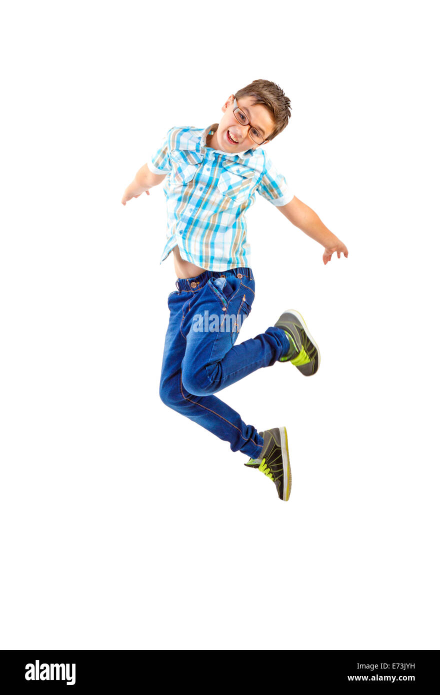 Petit garçon sautant sur fond blanc isolé Banque D'Images
