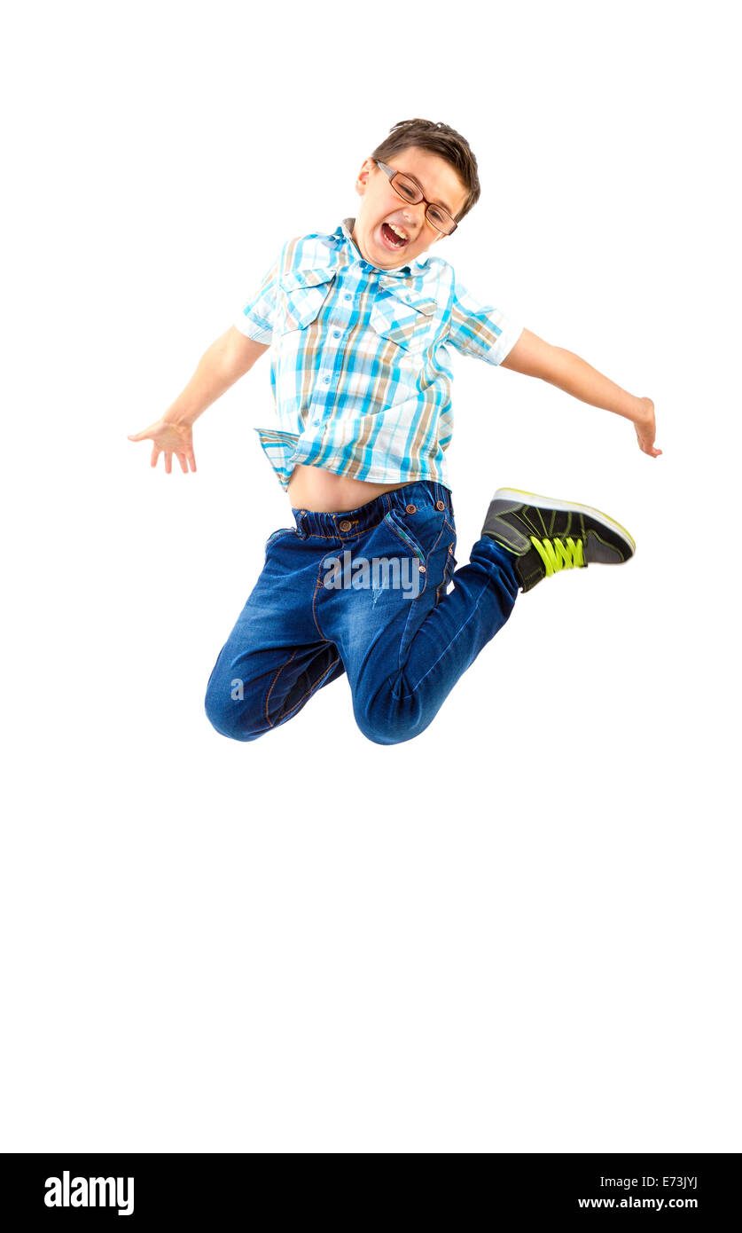 Heureux petit garçon sautant sur fond blanc avec Banque D'Images
