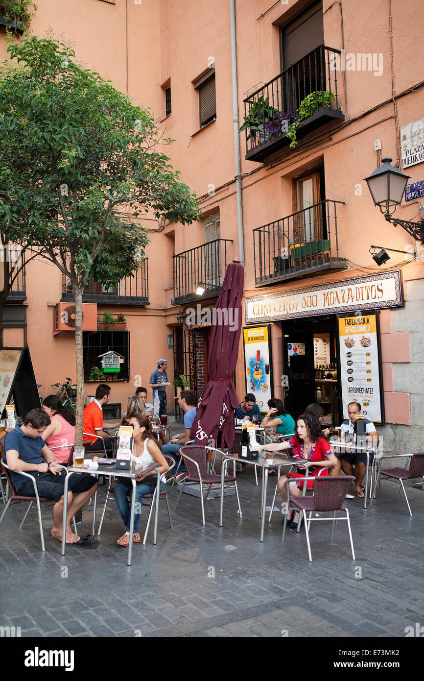 Espagne, Madrid, le bar à tapas dans le quartier de la Latina. Banque D'Images