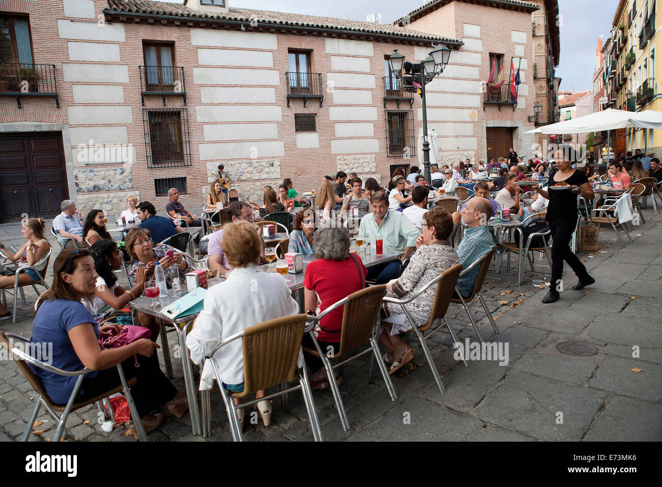 Espagne, Madrid, le bar à tapas dans le quartier de la Latina. Banque D'Images