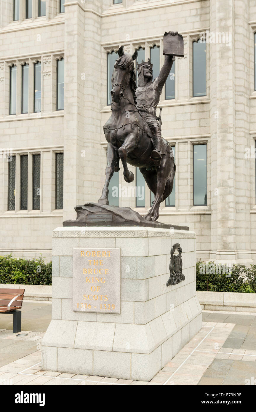 ROBERT LE BRUCE KING OF SCOTS statue à l'EXTÉRIEUR DU BÂTIMENT DU COLLÈGE MARISCHAL ABERDEEN SCOTLAND Banque D'Images