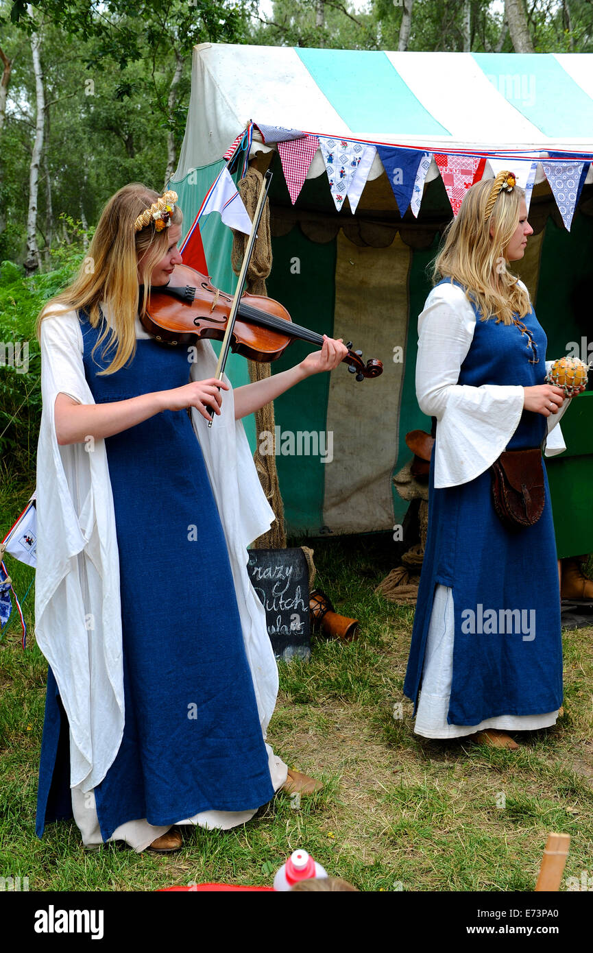 2 belles jeunes filles dans la région de Sherwood Forest, L'un d'entre eux jouent un violon, violoniste Banque D'Images