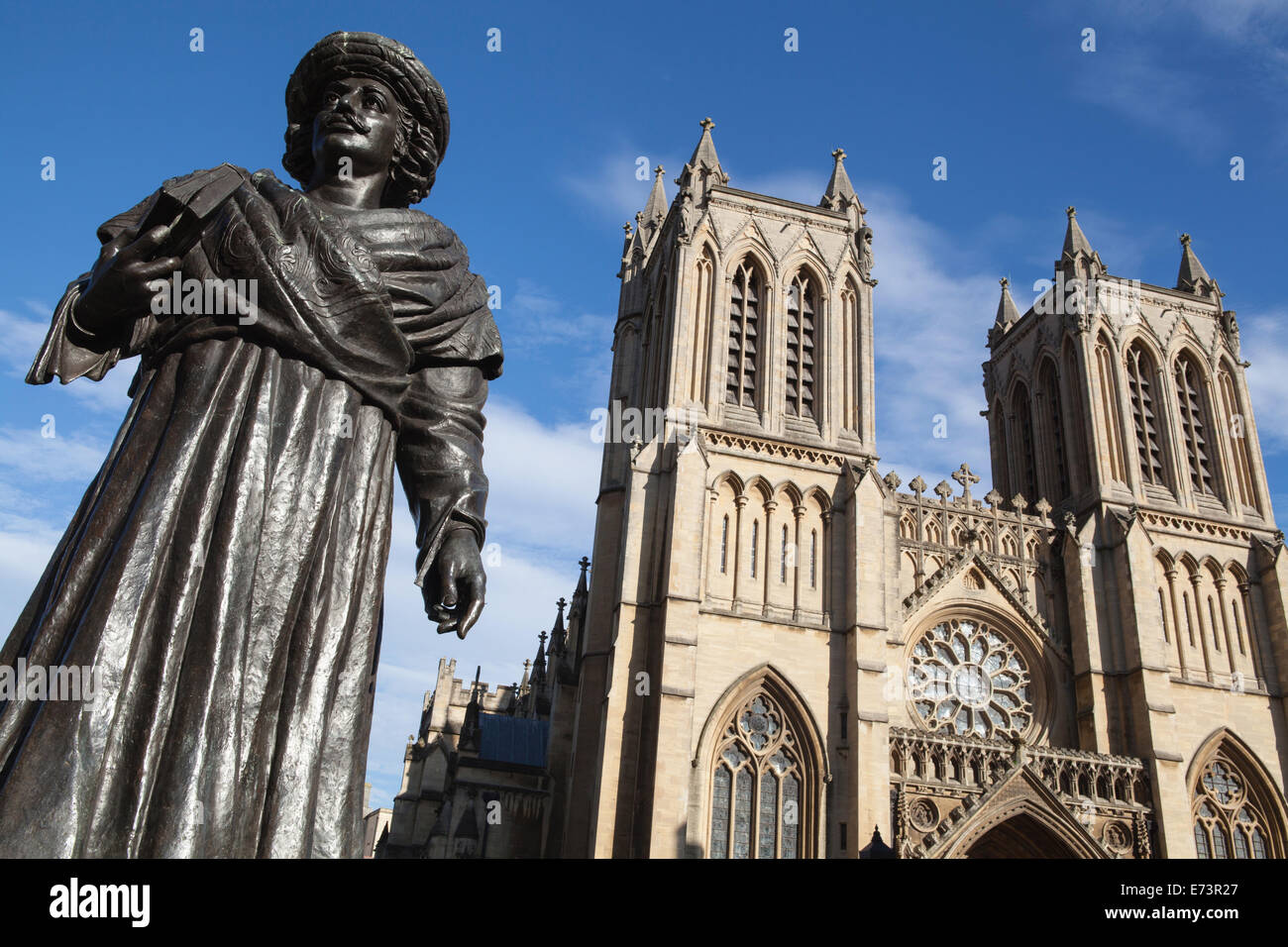 L'Angleterre, Bristol, Statue de Raja Ram Mohan Roy en face de la cathédrale. Banque D'Images