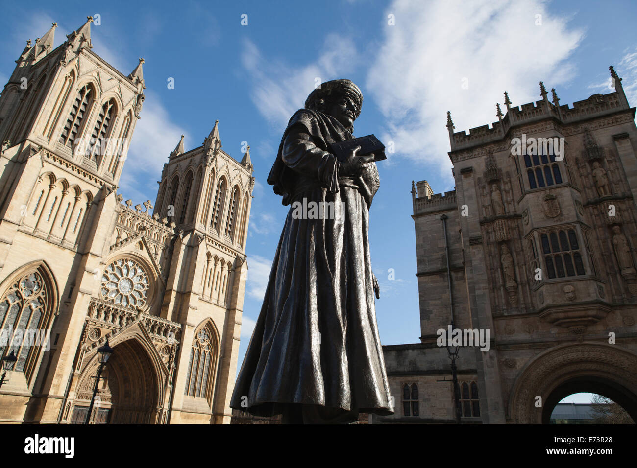 L'Angleterre, Bristol, Statue de Raja Ram Mohan Roy en face de la cathédrale. Banque D'Images