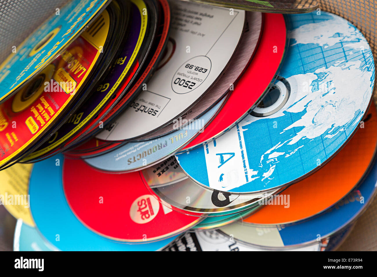 Des tas de vieux CD-ROM disques du logiciel libre avec la presse informatique pour élimination Banque D'Images