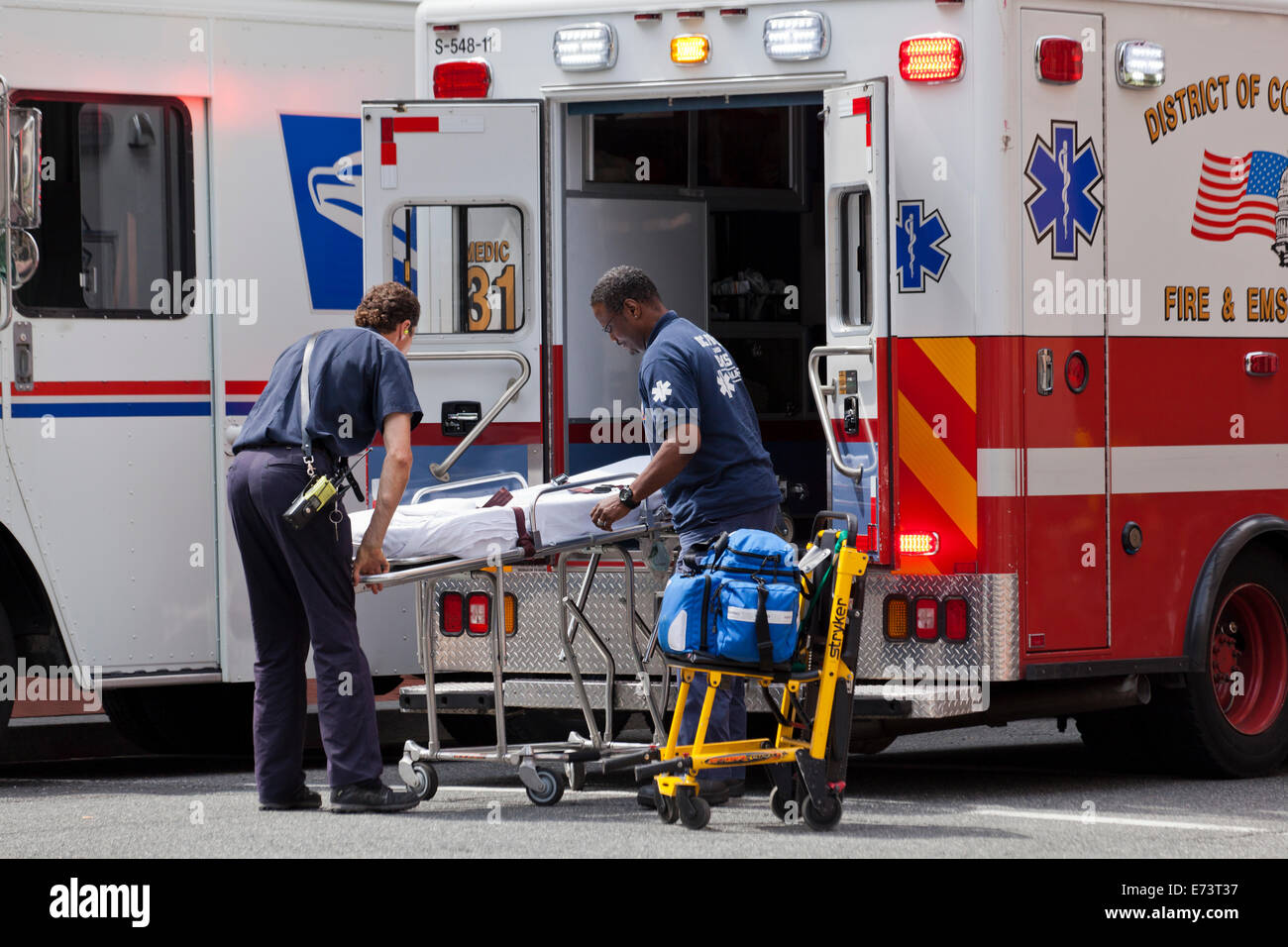 Civière à chargement ambulanciers ambulance EMS - Washington, DC USA Banque D'Images