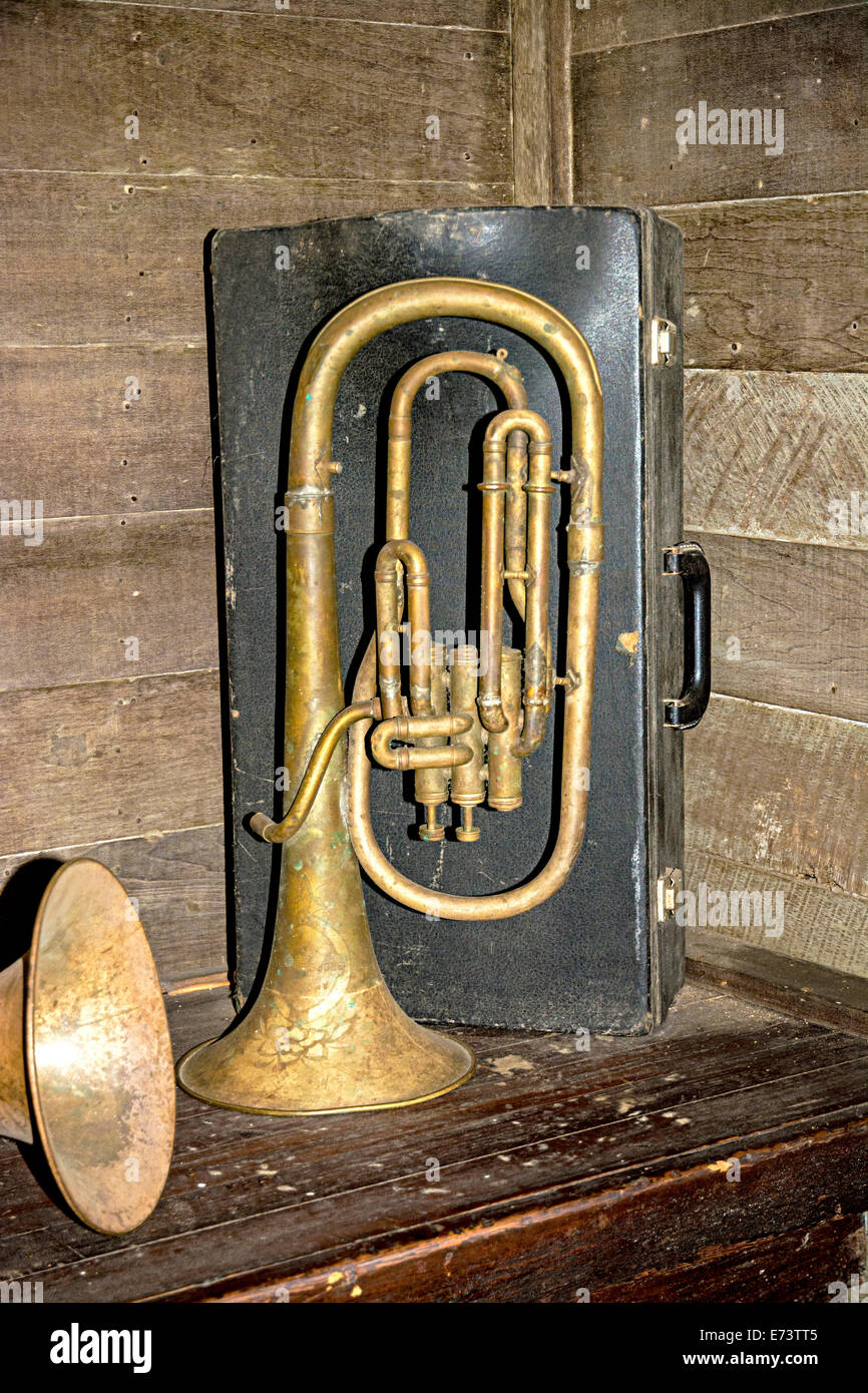 Tuba laiton rustique ancien Banque D'Images