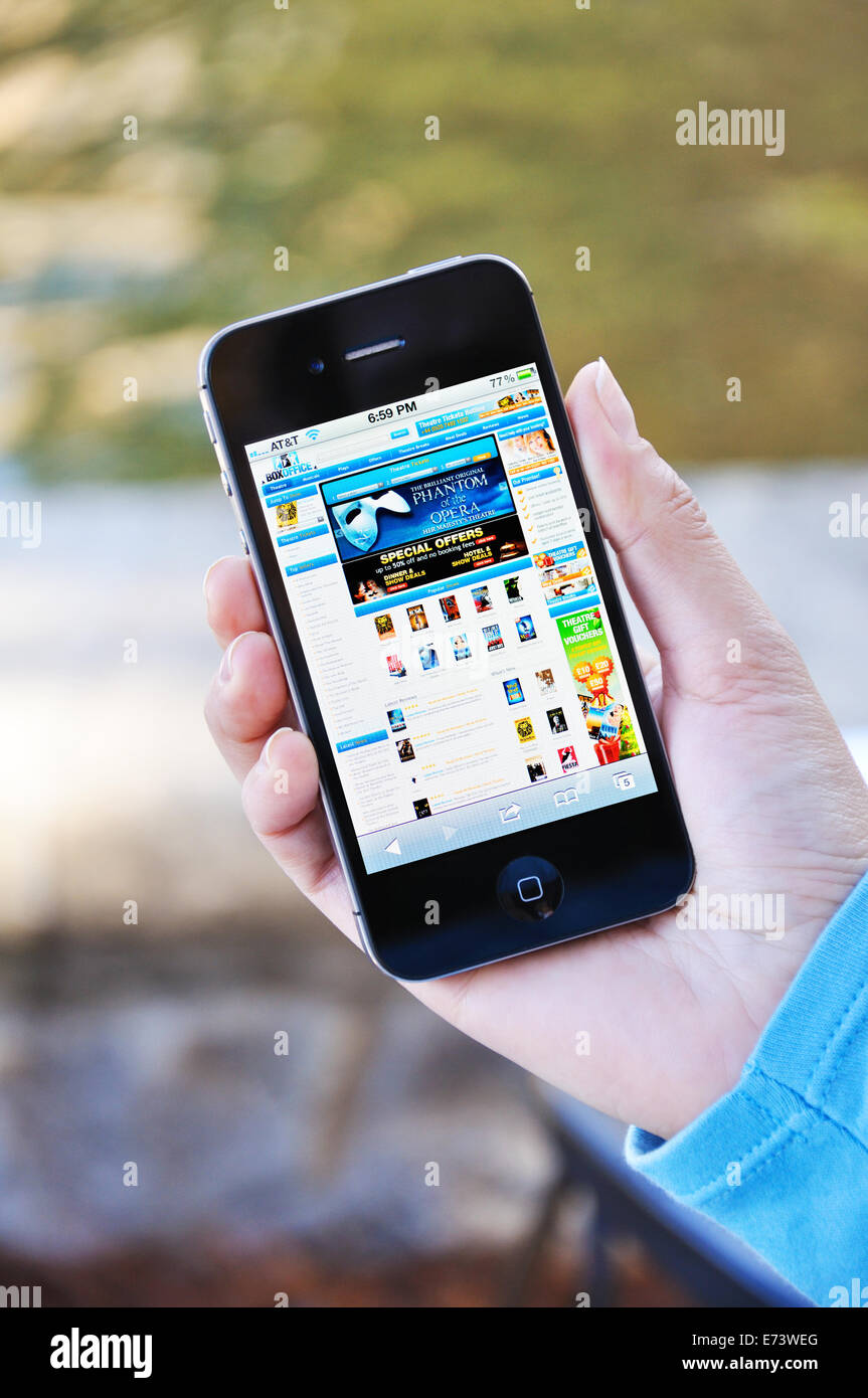 Montrant l'écran de l'iPhone site web box office Banque D'Images