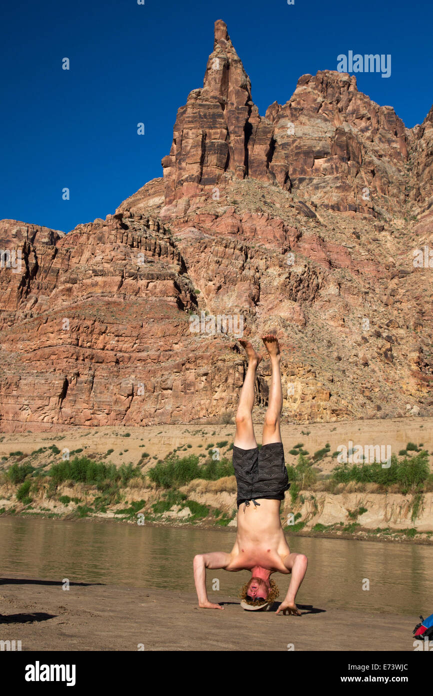 Canyonlands National Park, Utah - guide de rivière Julian Springer pratique le yoga pendant un voyage de Rafting sur la rivière Colorado Banque D'Images