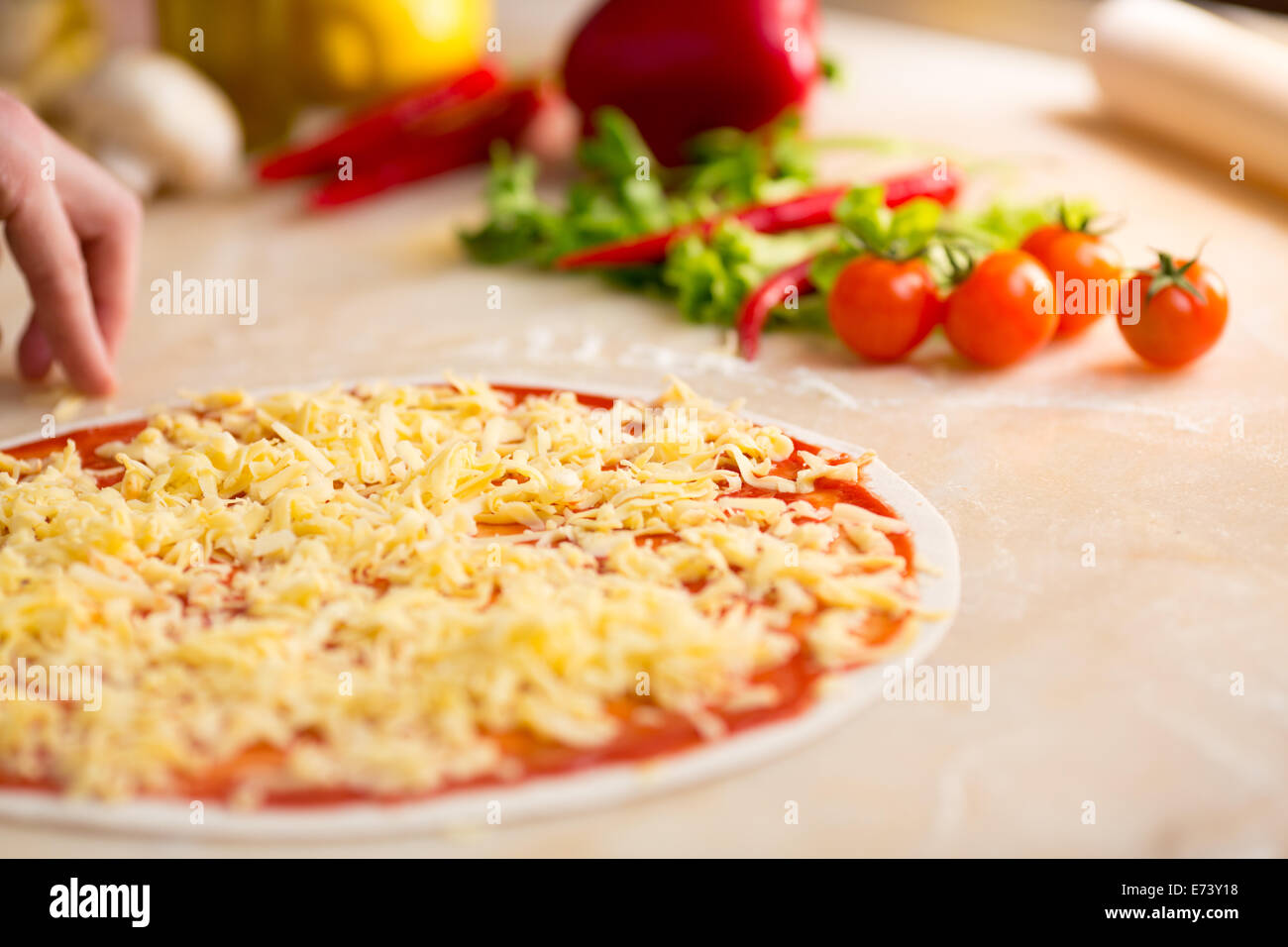 Préparation de la pizza italienne. Couvrir de fromage. Banque D'Images