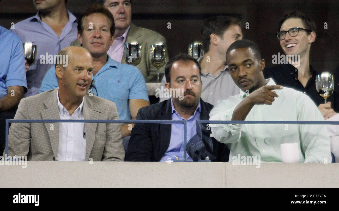 New York City, New York, USA. 16Th Jun 2014. Acteurs Steve Guttenberg [Blue Shirt], Anthony Edwards, [blouson rayé] et Anthony Mackie [article] assister à l'US Open 2014 Mens' trimestre dernier match entre Roger Federer et Gaël Monfils le 5 septembre 2014 au Centre National de Tennis à Queens, New York. © Marcel Thomas/ZUMA/Alamy Fil Live News Banque D'Images