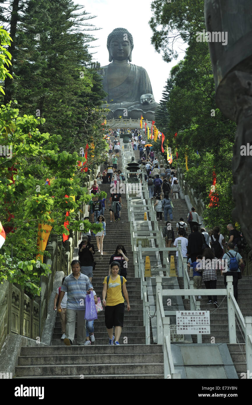 Les gens sur l'escalier menant au Tian Tan Buddha (Big Buddha) statue, Ngong Ping, Lantau Island, Hong Kong, Chine Banque D'Images