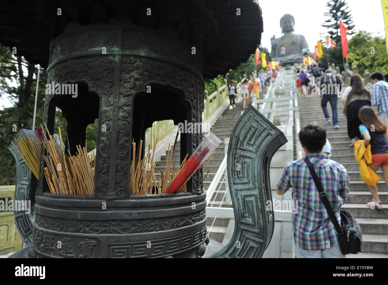 Encens en urne, sur l'escalier menant à l'Tian Tan Buddha (Big Buddha) statue, Ngong Ping, Lantau Island, Hong Kong, Chine Banque D'Images