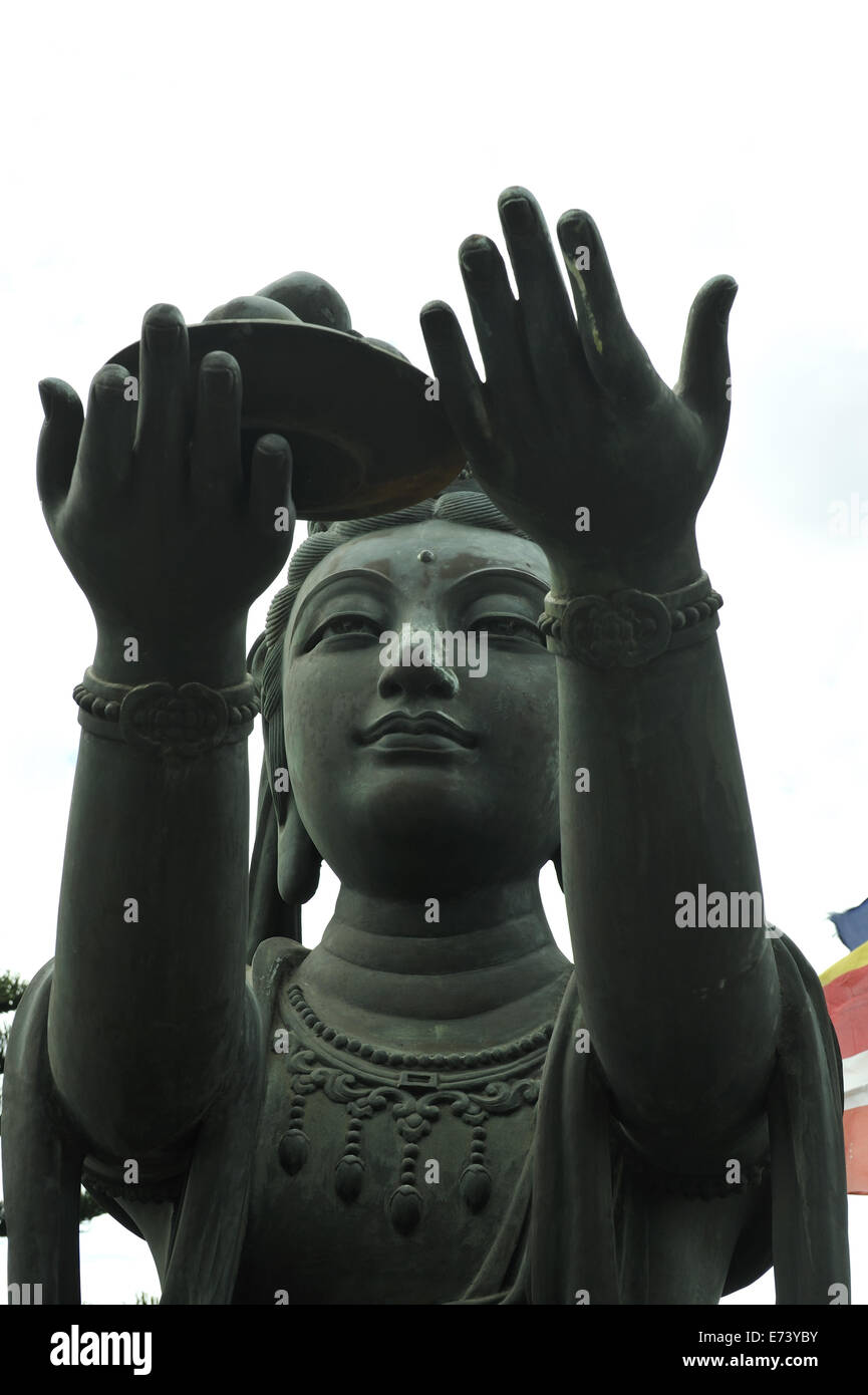 Une des six statues de bronze, 'l'offrande des six Divas' (alias six Devas) entourant la base du Bouddha Tian (Grand Bouddha), Ngong Ping Banque D'Images