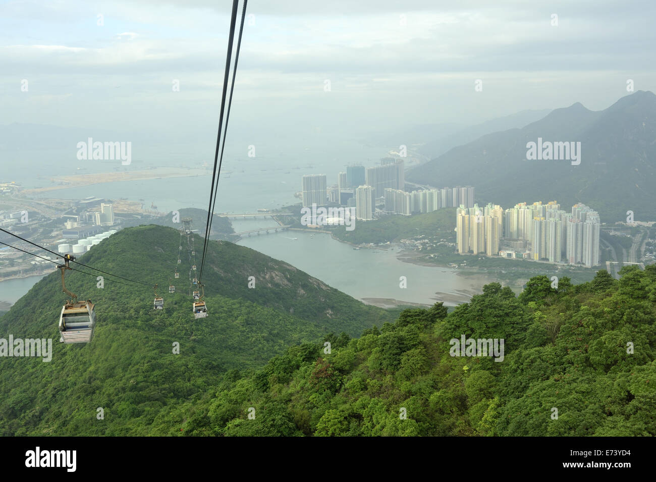 Vue du village de Ngong Ping 360 télésiège, à Tung Chung (à droite) dans l'enseignement à distance Banque D'Images