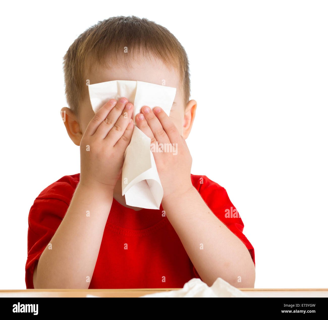 Nez de l'enfant avec des tissus d'essuyage Banque D'Images