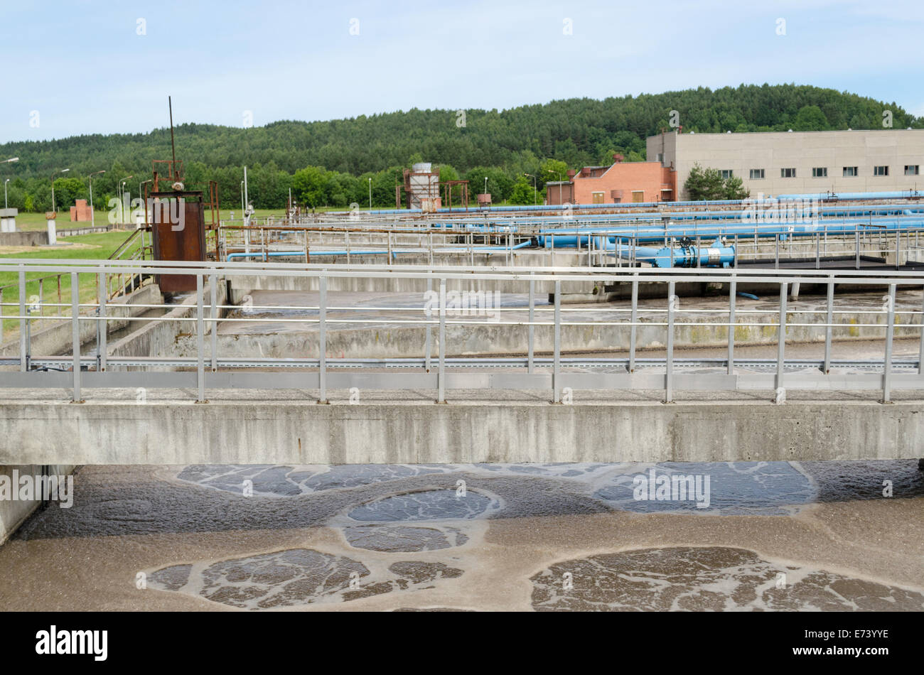 Traitement des eaux usées de l'usine moderne de nettoyage des eaux usées Bassin d'aération de l'eau de bulles et de soufflage d'oxygène. big pipes L'eau polluée cle Banque D'Images