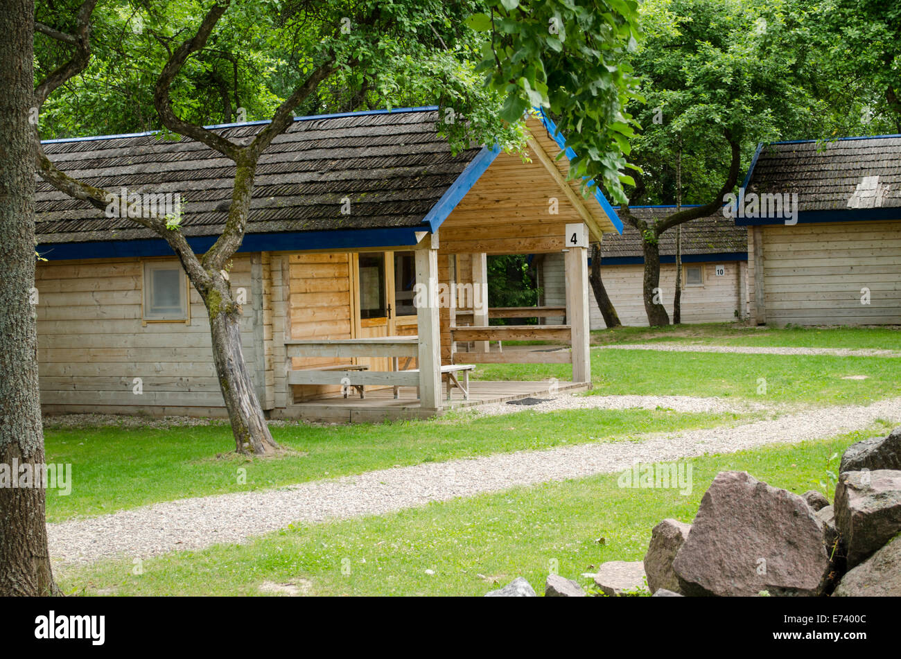 Cottage double en bois avec nombre d'heure d'été dans le parc de loisirs Banque D'Images