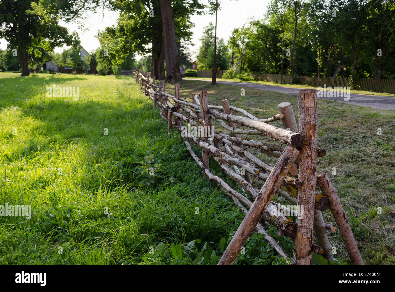Meubles anciens de style rural rustique clôture torsadée de branches fines le long de la route Banque D'Images