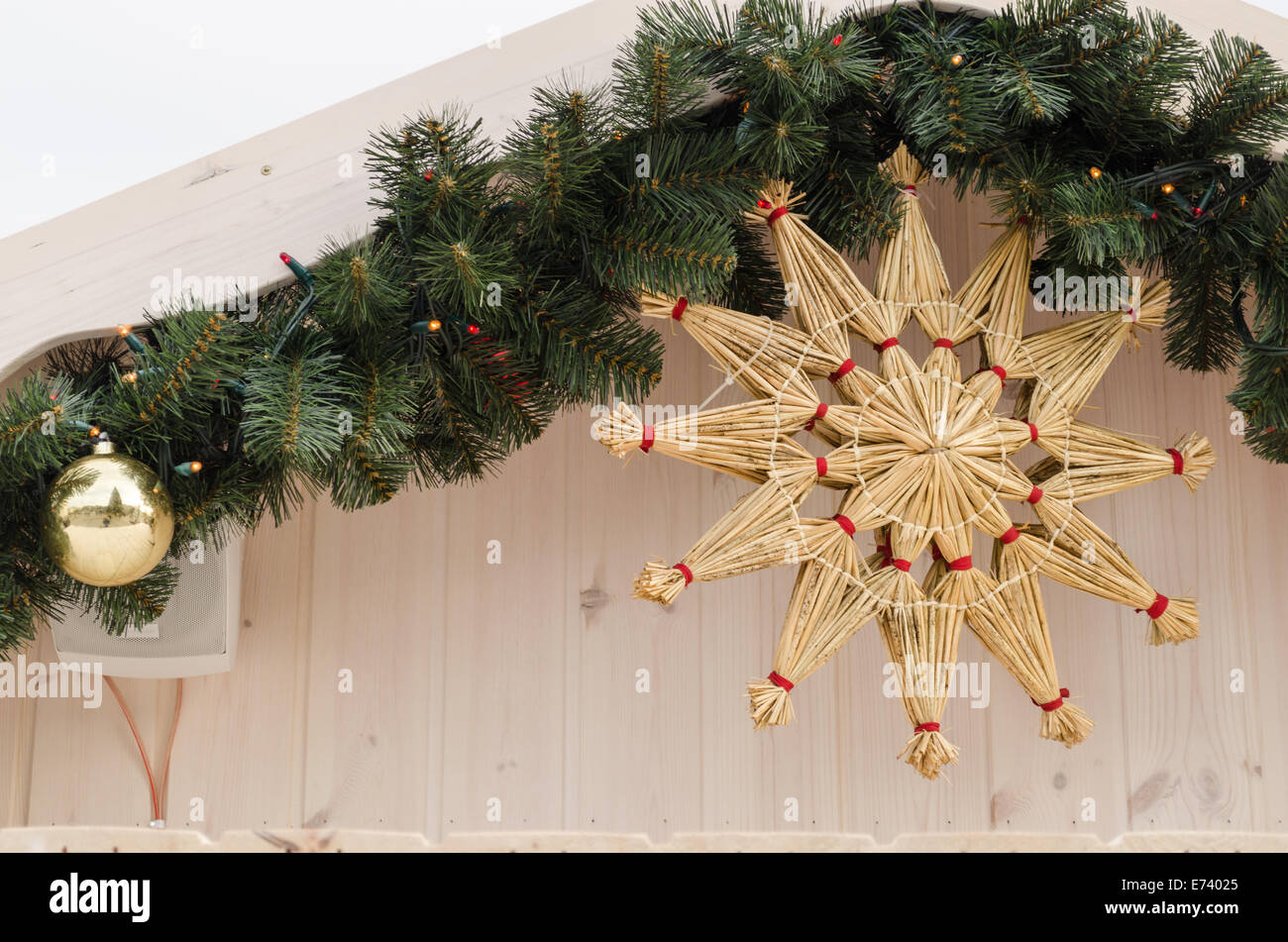 Décoration d'arbre de Noël fait main star tordu à la paille sèche accrochée au coin de la maison Banque D'Images