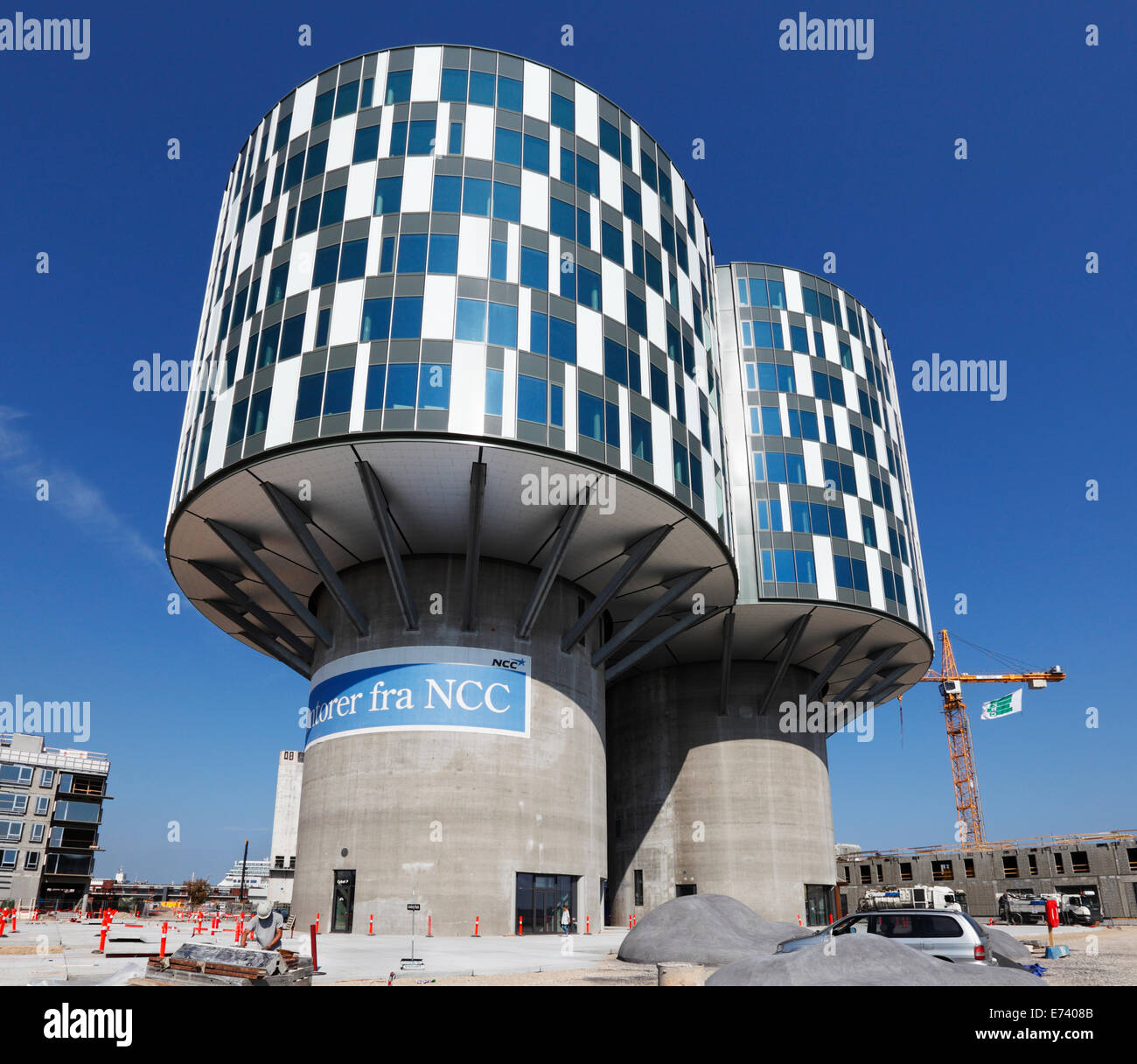 Les deux anciens silos à ciment Portland d'Aalborg dans Copenhague Nordhavn maintenant convertis en immeubles de bureaux modernes, le Portland Towers Banque D'Images