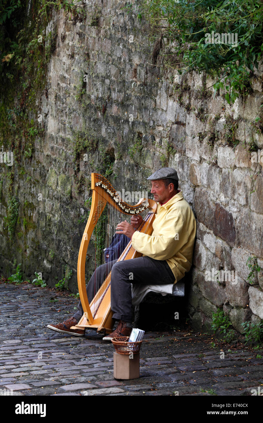 Folk Harp player sur les rues de Dinan, Bretagne, France. Banque D'Images