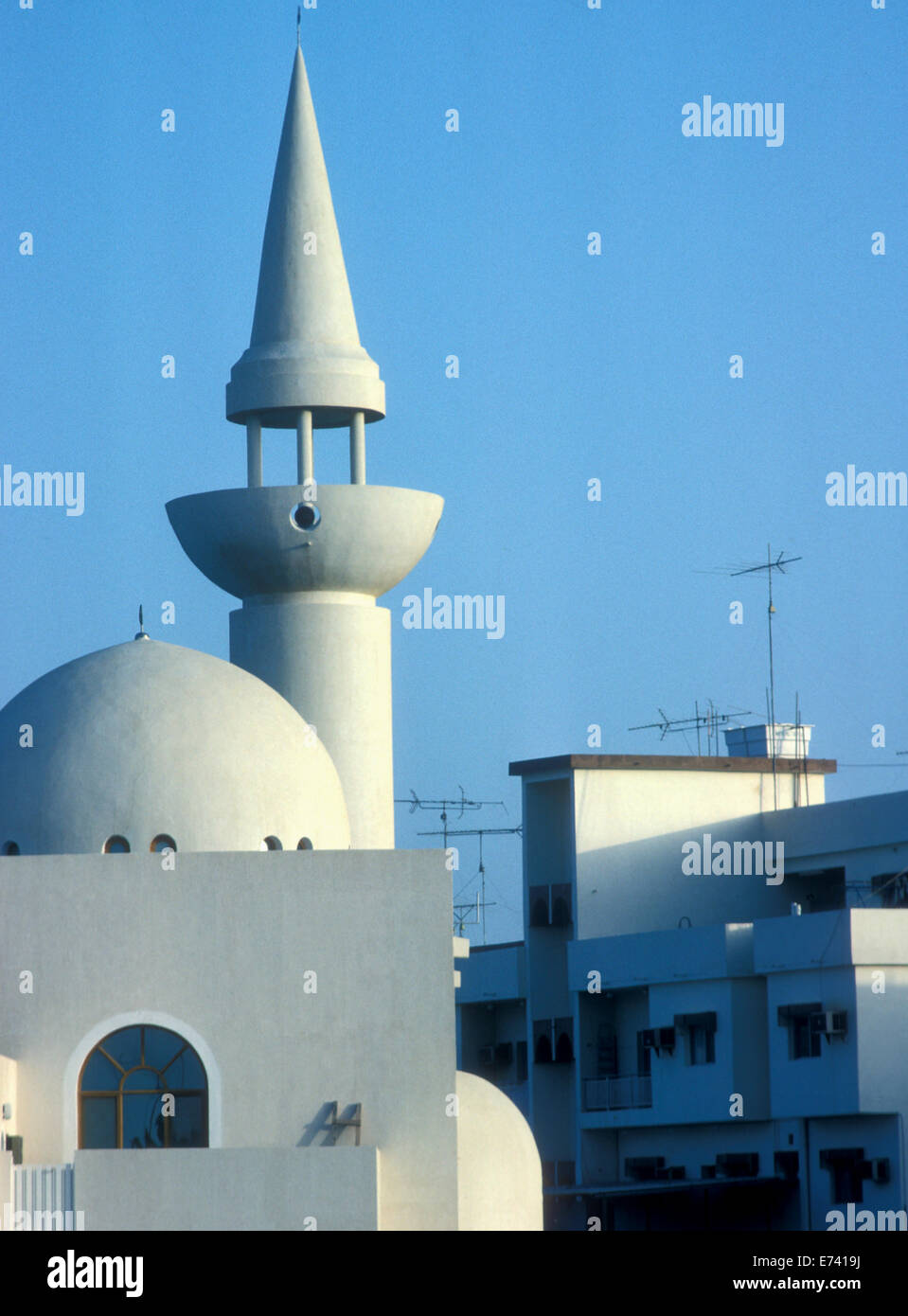 Mosquée et appartements à Doha, Qatar, 1995 Banque D'Images