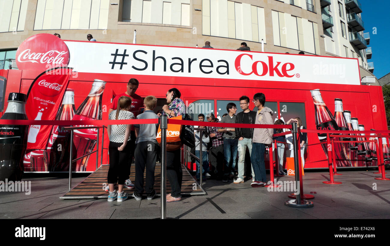 Coca-Cola annonce promotion sur bus à deux étages dans le centre-ville de Cardiff, Pays de Galles UK KATHY DEWITT Banque D'Images