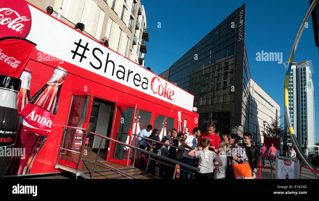 #ShareaCoke #Share a Coca-Cola (partager un coke) campagne de promotion Coca-Cola publicité sur le côté bus à impériale et personnes Cardiff Wales UK KATHY DEWITT Banque D'Images