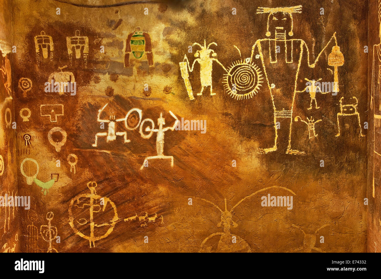 Des répliques d'Anasazi (Pueblos ancestraux) Pétroglyphes et pictogrammes, edge of the Cedars state park et musée, Blanding, Utah Banque D'Images